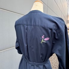 画像5: ラベンダー手刺繍シャツワンピ　ベルト付き｜ネイビー (5)