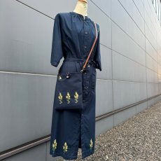 画像1: ミモザ手刺繍シャツワンピ　ベルト付き｜ネイビー (1)