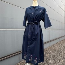 画像1: ラベンダー手刺繍シャツワンピ　ベルト付き｜ネイビー (1)